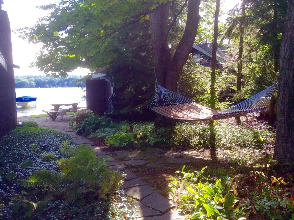 Classic Log Cabin on Beautiful Lake Charlevoix!