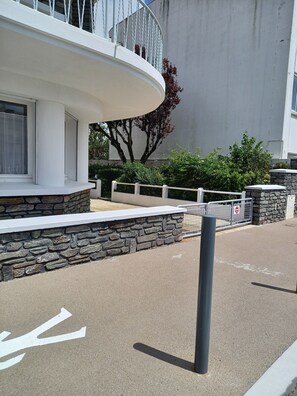 entrée de la maison
voie piétonne et piste cyclable
