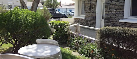 jardin privatif pour détente ….
(lire, apéro, …)