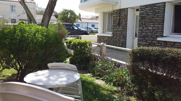 jardin privatif pour détente ….
(lire, apéro, …)