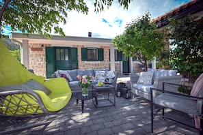 A cozy outdoor seating set, ideal forunwindingin the peaceful