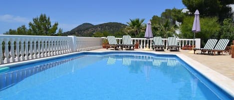 Sparkling Pool with 6 Sunbeds and 6 other seats around Poolside