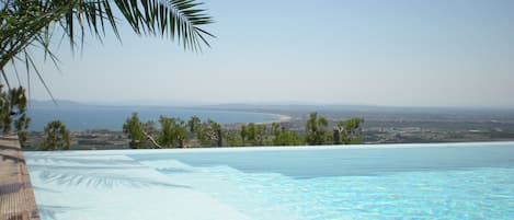 Infinity pool, beautiful views, private location, not overlooked.