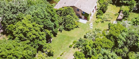 Vista aerea de la casa y la finca