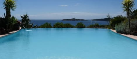 superbe piscine à débordement avec magnifique vue sur l ile et la tour gênoise