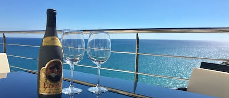 Chillen auf der Terrasse bei einem Glas Rotwein und phantastischem Meerblick