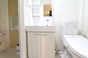 Badkamer met wastafel