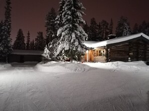 Fachada da propriedade à noite