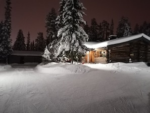 Fachada da propriedade à noite