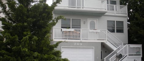 209 16th St. with 3 of the 4 Decks!