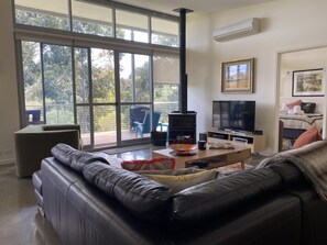 Moriarty Retreat - luxe couple's getaway (382)