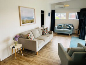 Lounge with TV/Netflix/Apple TV