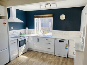 Fully equipped kitchen with dishwasher and microwave 
