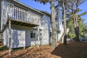 Exterior,Side Elevation,