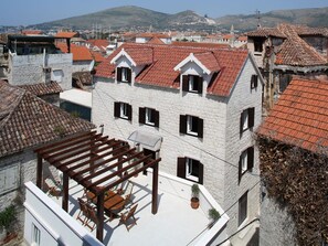 Tinel Longo is a 3 floors stonehouse with a terrace attached