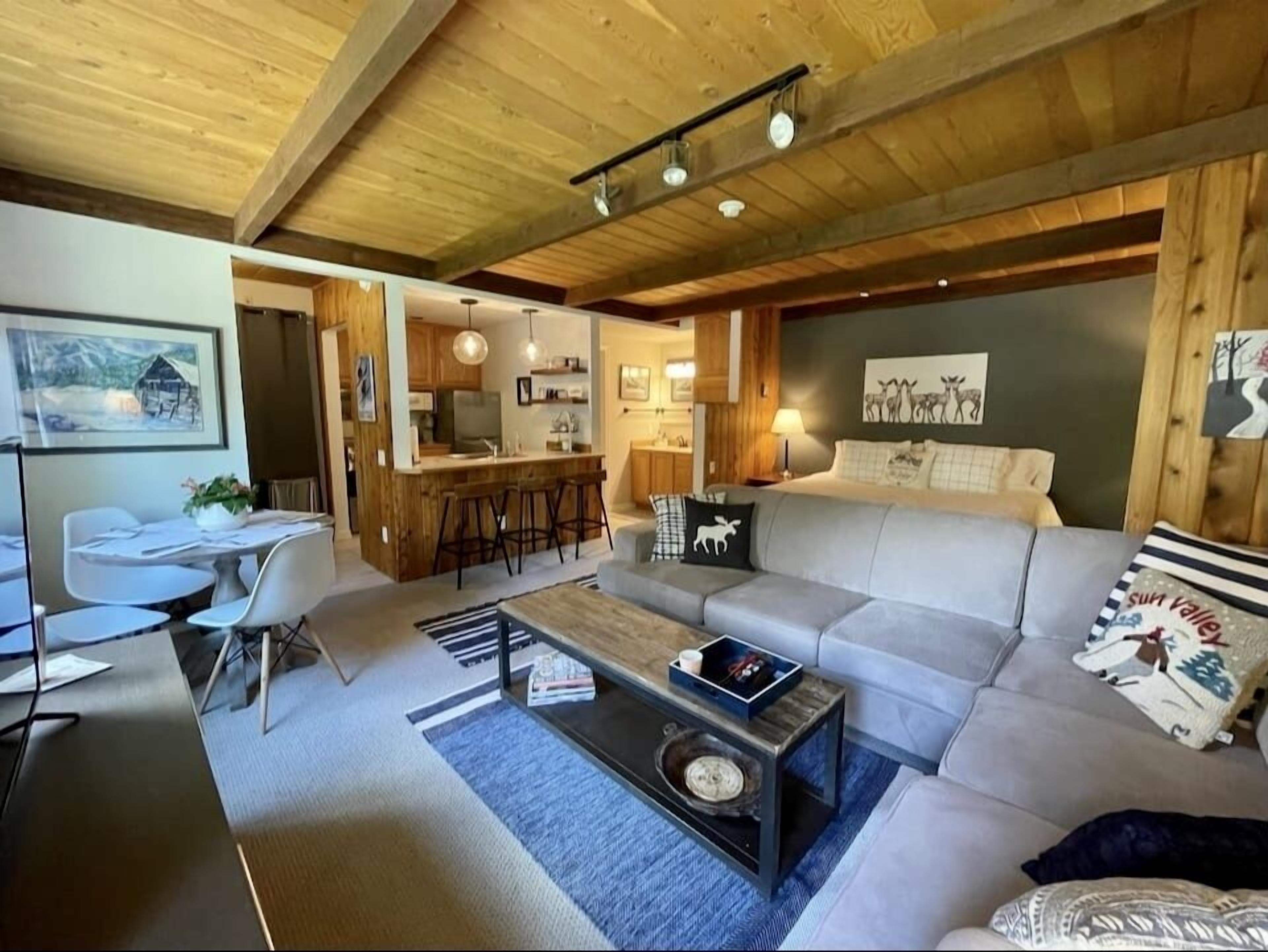Gorgeous studio cabin w/ WiFi, cable, full kitchen, & easy