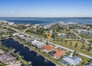 1 Block to Charlotte Harbor and Fishermen’s Village