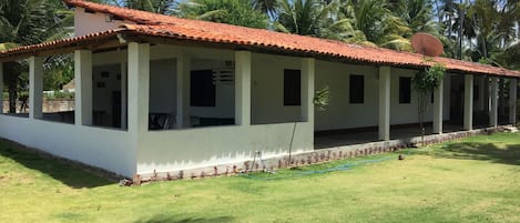 Casa com amplo terraço em L.