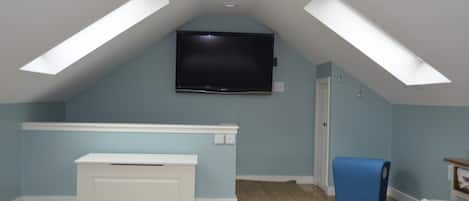 Upstairs loft bedroom, one queen size bed, large screen t.v.