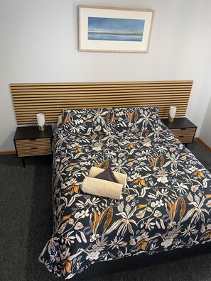 Bedroom 2 has one queen size bed .