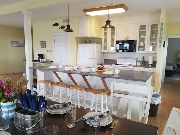 Fully Equipped Dine-In Kitchen with Seating for 10