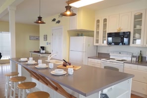 Fully Equipped Dine-In Kitchen with Seating for 10