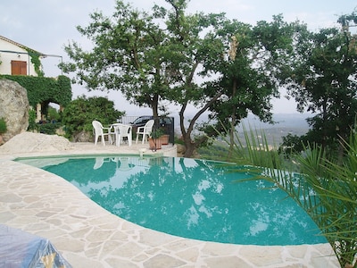 Wohnung mit einmaliger Aussicht im Süden von Frankreich und einem herrlichen Schwimmbad
