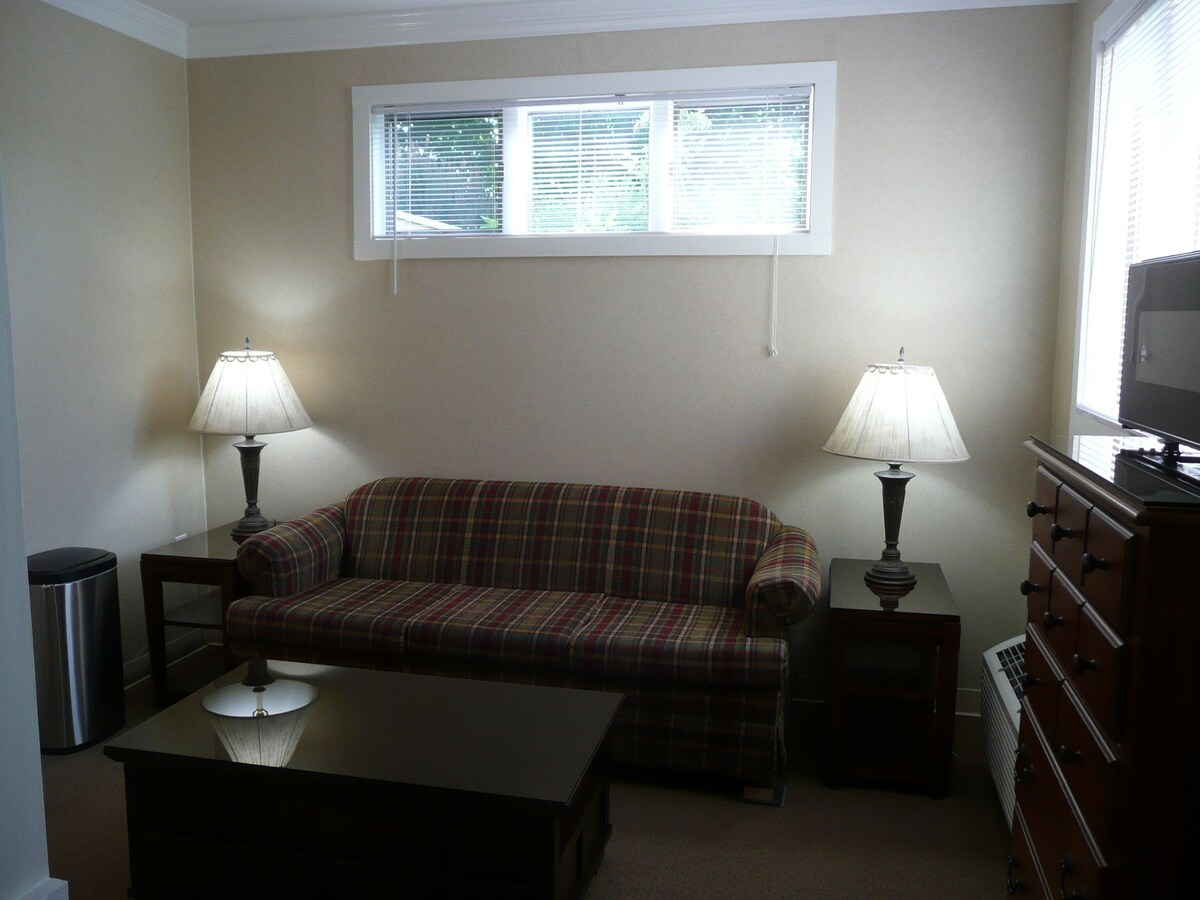 Jeremy’s Lodge Fireside Suite w/kitchenette