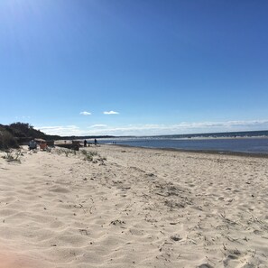 A 3 minute walk to beautiful Linnell Landing Beach