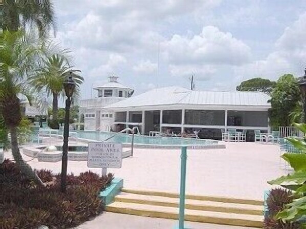 Pool  Hot Tub  Club House  Patio On The Harbor!