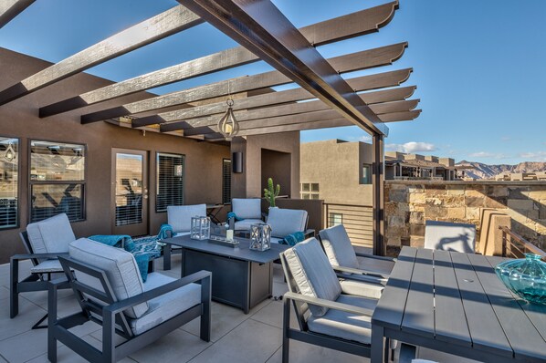 Patio Furniture - The Patio is a spacious area to entertain guests while enjoying the beautiful surrounding landscapes of Snow Canyon State Park