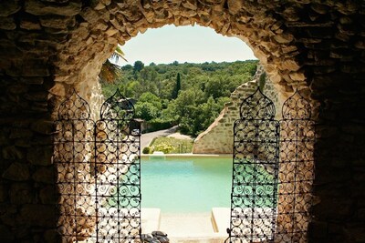 A lovely old stone house of 270 m2 and 3 terraces with a view on wooded hills.