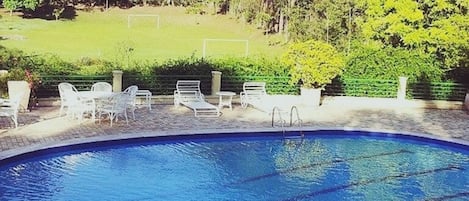 Área da Piscina com Vista para Campo de Futebol