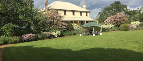 Homestead stays in vineyard, events and weddings