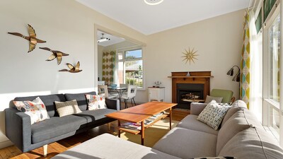 The 50's Beach House - retro styled 3 bedroom house -2+ nights