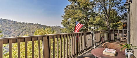 Lake Arrowhead Vacation Rental | 3-Story Home | 3BR | 3BA | 1,750 Sq Ft