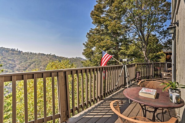 Lake Arrowhead Vacation Rental | 3-Story Home | 3BR | 3BA | 1,750 Sq Ft