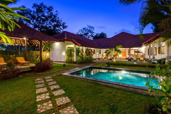 Private Pool Villa with Huge Garden!