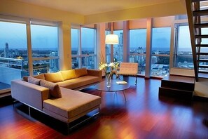 Living room looking onto the city parks / La Rural