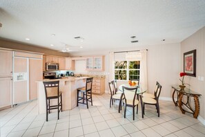 Regal Beach #622 - Dining Area & Kitchen