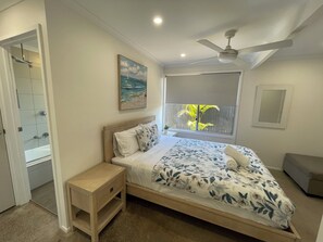 Master bedroom with queen sized bed and ensuite (incl. bath tub).