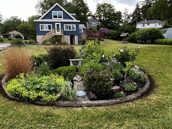 The Ford House | Front gardens 