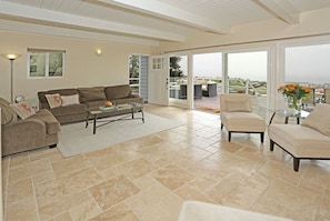 The bright Living Room brings the outside in