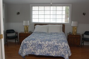 Queen bed in Master Bedroom, 1st floor.