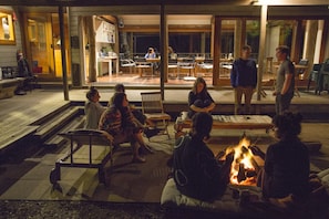 The fire pit with verandahs and dining room