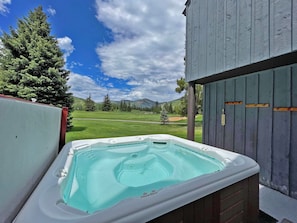 Enjoy Mountain Views from your Hot Tub