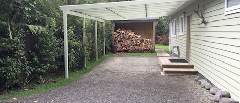 Carport for a dry unloading regardless of the weather.