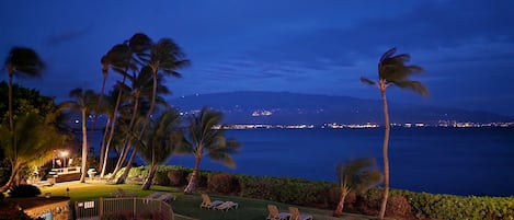 Evening breezes from your lanai..night time view of Haleakala