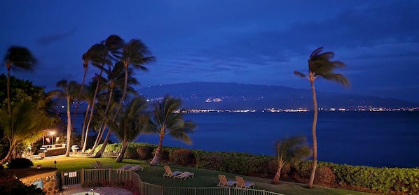 Evening breezes from your lanai..night time view of Haleakala