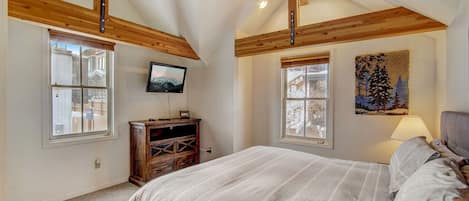 Vaulted ceilings, exposed beams, king sized bed